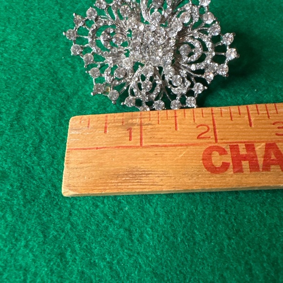 Vintage Rhinestone Filigree Snowflake Brooch Silver Tone Bridal Pin - Picture 5 of 6